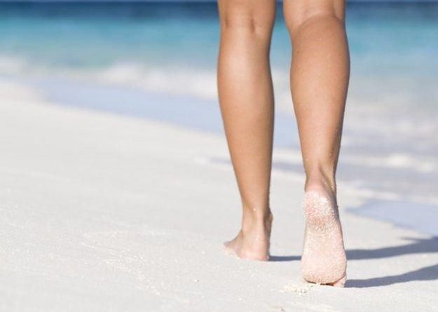 Nogi bez żylaków na plaży