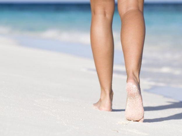 Nogi bez żylaków na plaży